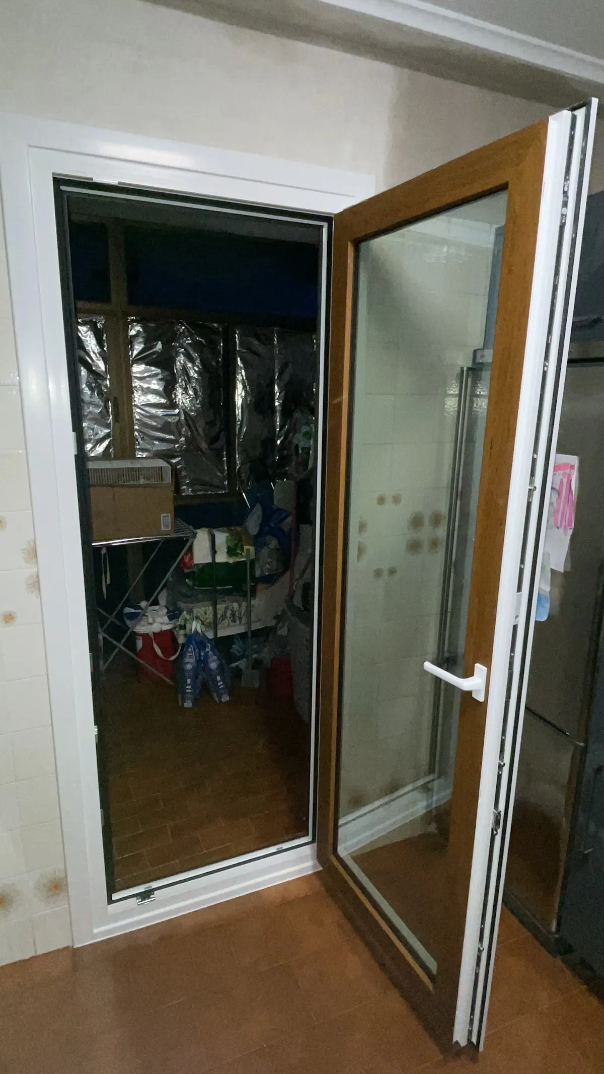 Ventana de PVC con marco marrón abierta en una estancia