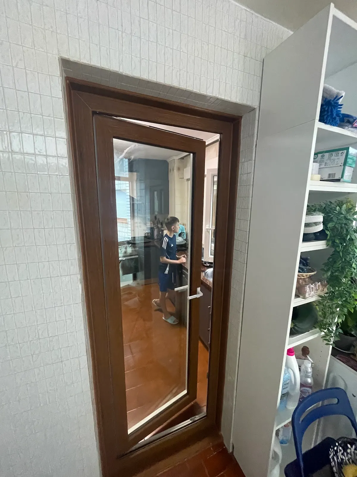 Ventana instalada con marco marrón en el interior de una vivienda