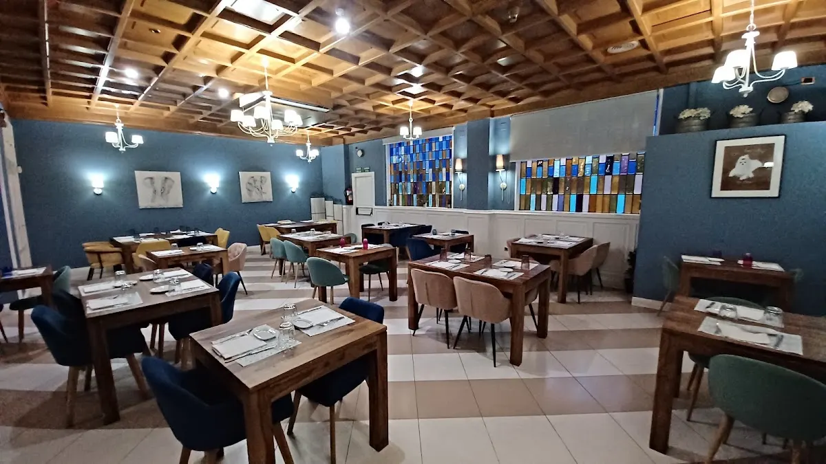 Comedor del restaurante Kukutze en Durango, con mesas de madera y techo con vigas