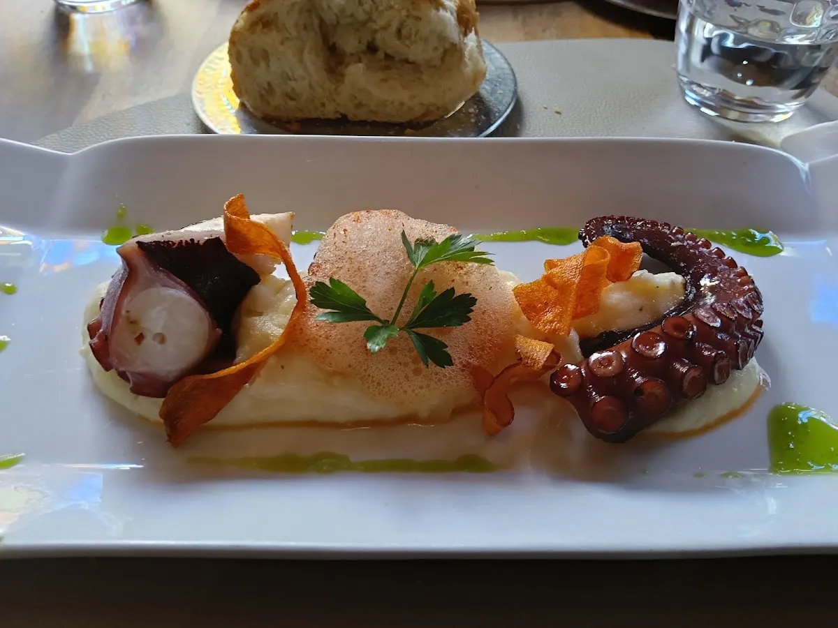 Plato de pulpo y otros ingredientes servido en Kukutze