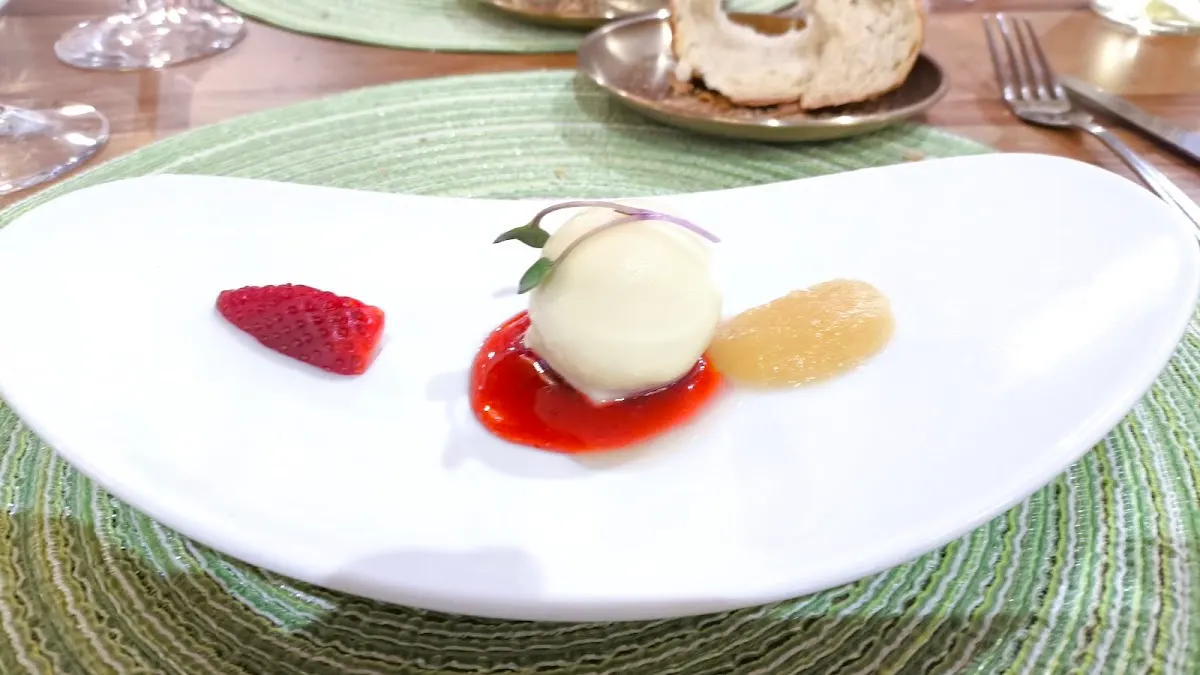 Postre emplatado con helado y fruta en Kukutze