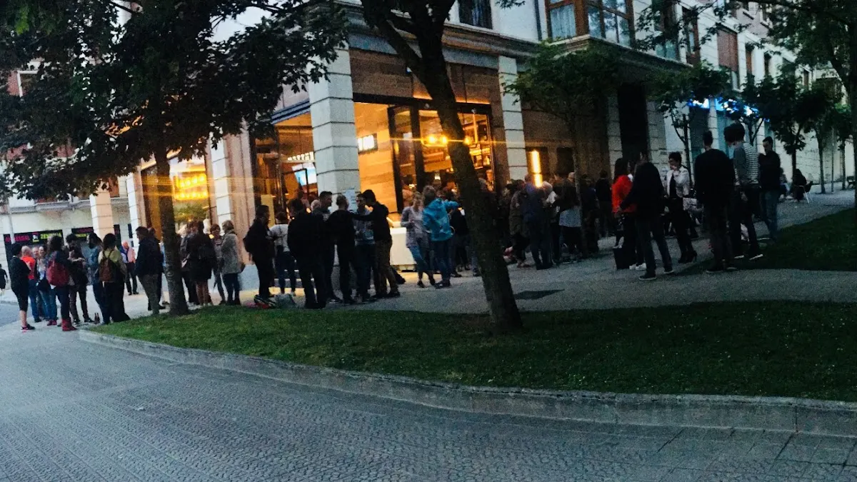 Personas esperando frente a un establecimiento en una calle de Durango.