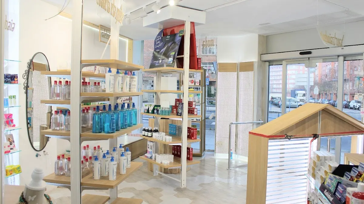 Interior de La Biutik de la Salud, con estanterías de productos y acceso a la calle.
