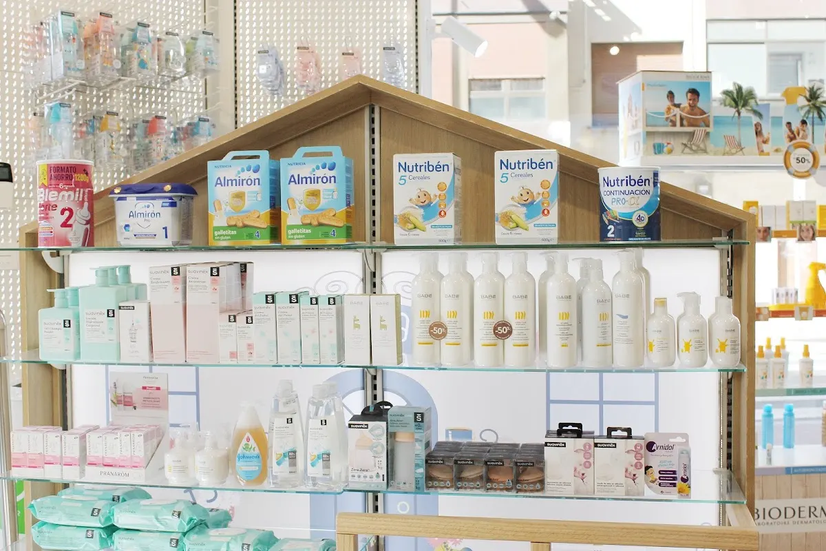 Expositor de productos de dermocosmética y alimentación infantil en La Biutik de la Salud.