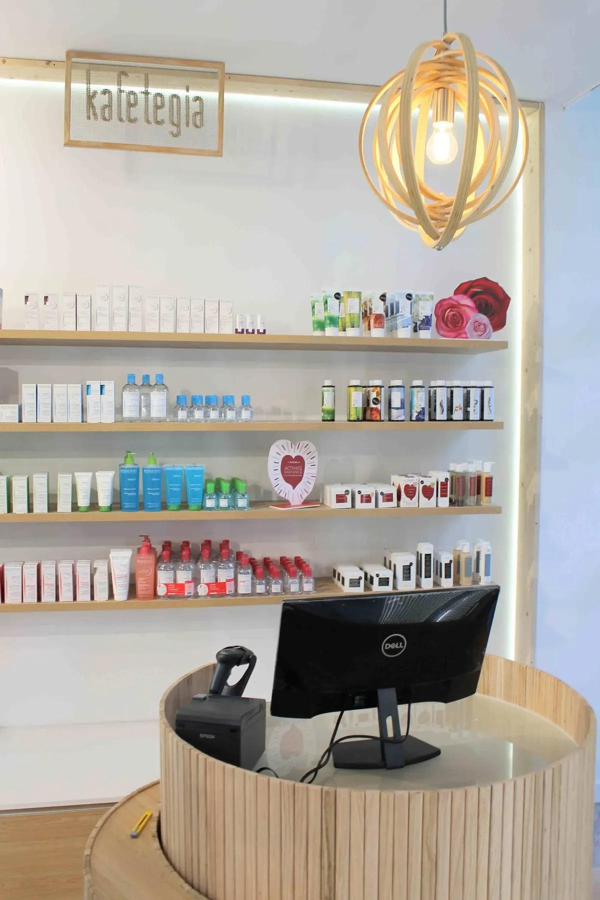 Mostrador y estanterías de productos de belleza en La Biutik de la Salud.