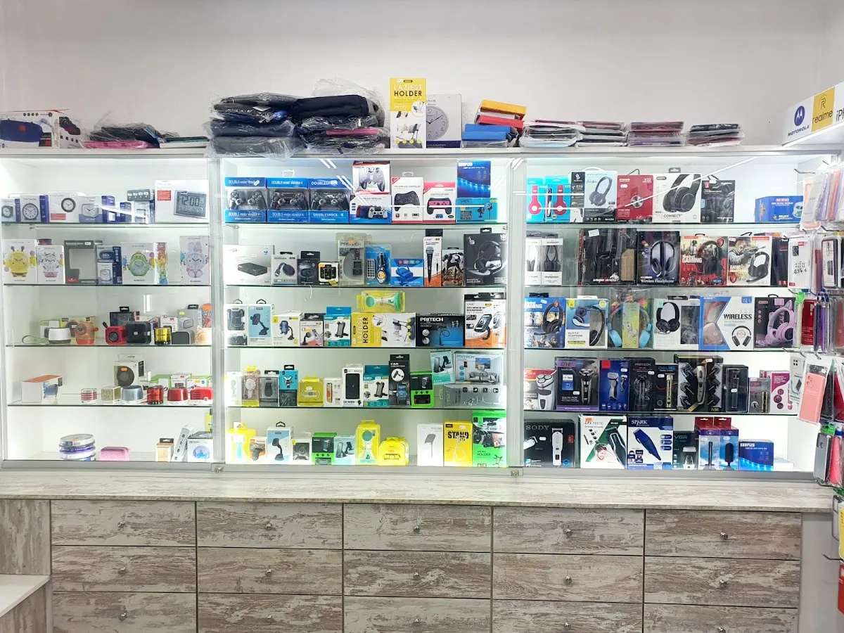Interior de LA CASA DEL MOVIL con móviles y accesorios en vitrinas.