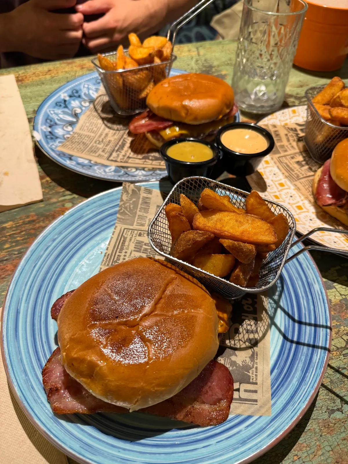 Hamburguesas con patatas servidas en La Despechada.
