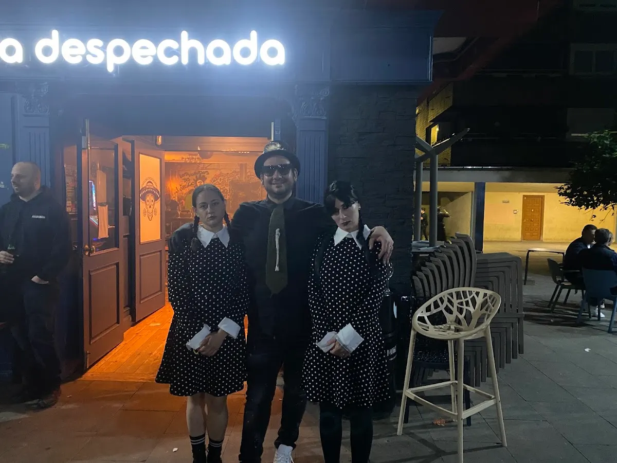 Terraza y entrada de La Despechada por la noche.