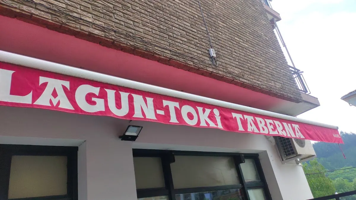 Rótulo de Lagun Toki Taberna en la fachada del bar de Abadiño.