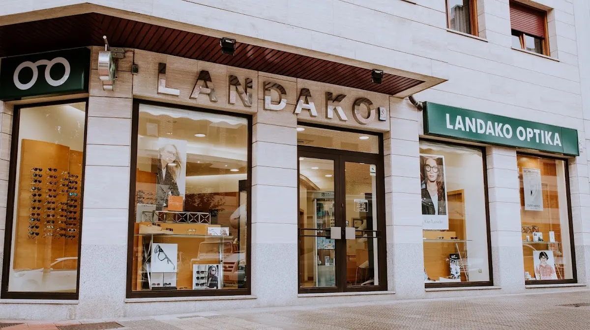 Fachada de Landako Optika en Durango, con el escaparate y los expositores de gafas.