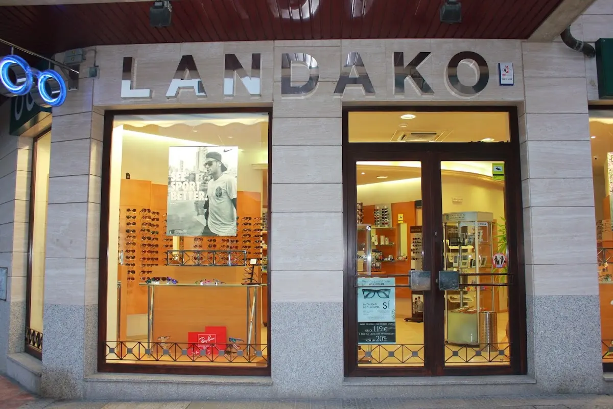 Entrada de Landako Optika, con el rótulo del establecimiento y gafas expuestas en el escaparate.