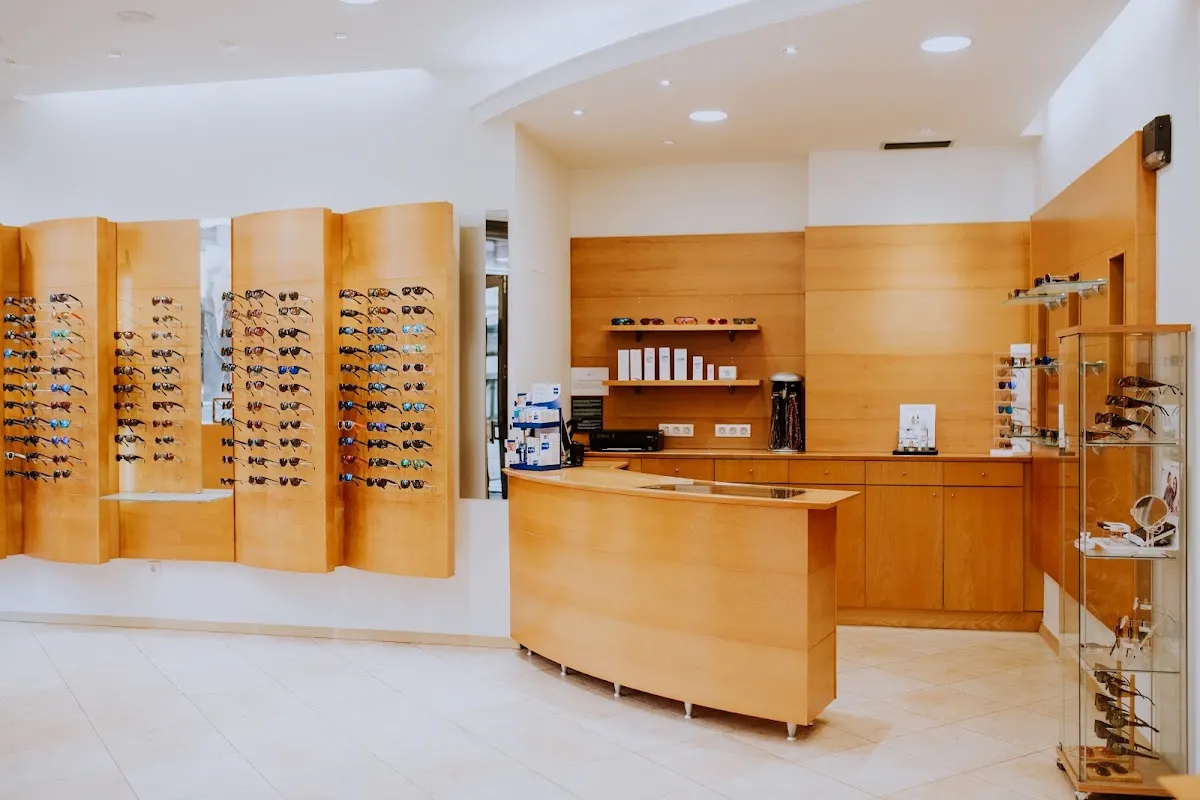 Interior de Landako Optika, con mostrador y expositores de gafas.