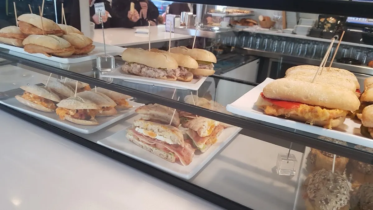 Vitrina de Landako Taberna con bocadillos y pintxos preparados.