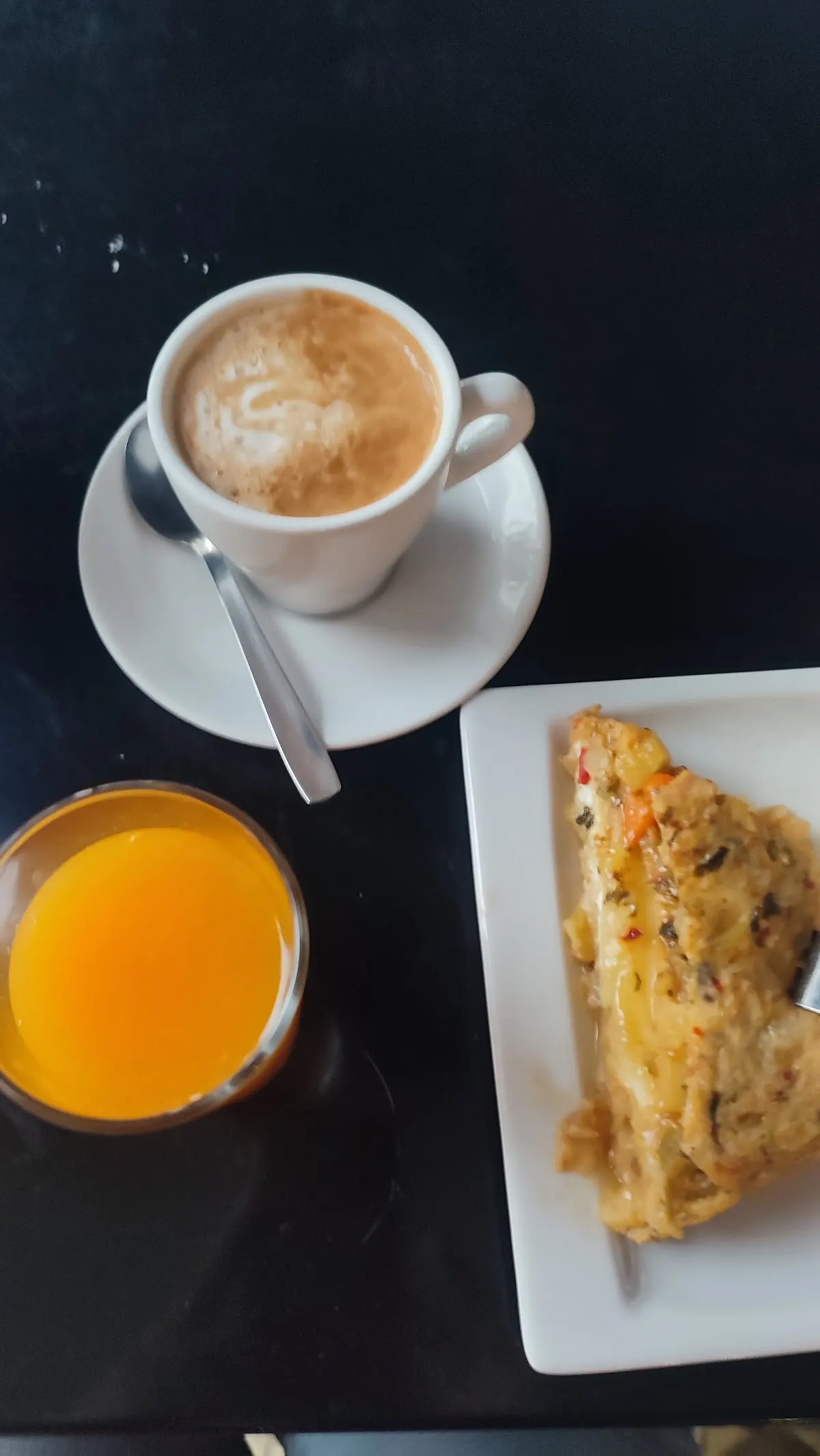 Café, zumo y pintxo servidos en Landako Taberna.