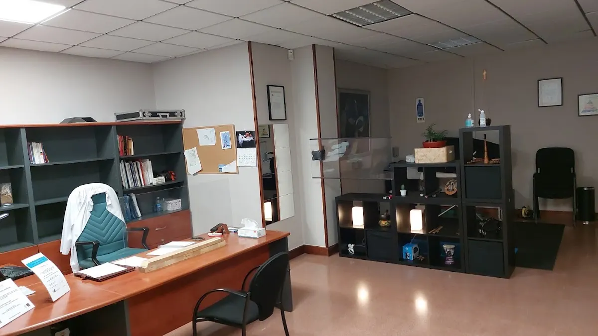 Despacho de Larrakoetxea Psicólogos con mesa de trabajo y estanterías.