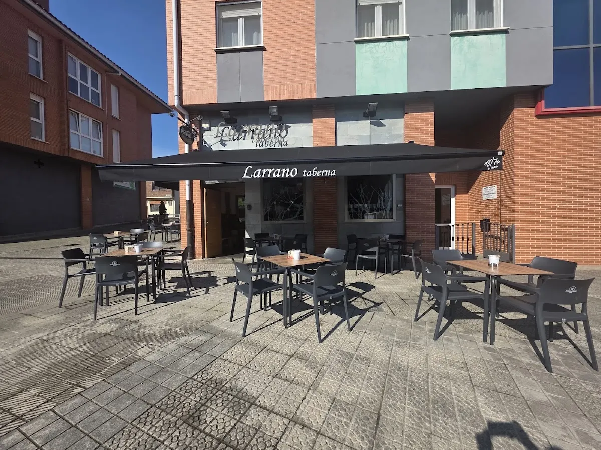 Terraza exterior de Larrano Taberna con mesas y sillas