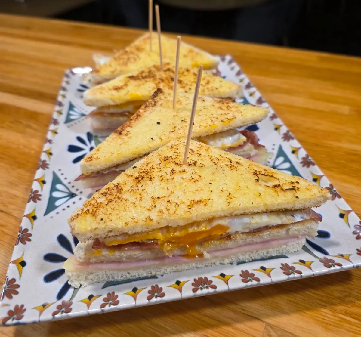 Sándwiches tostados servidos en una fuente en Larrano Taberna