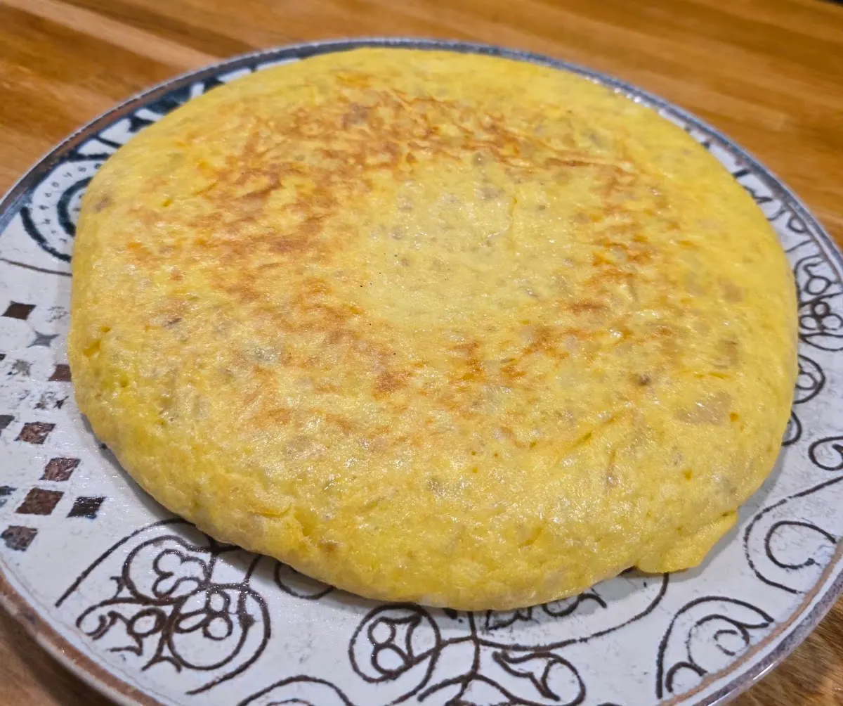 Tortilla servida en un plato en Larrano Taberna