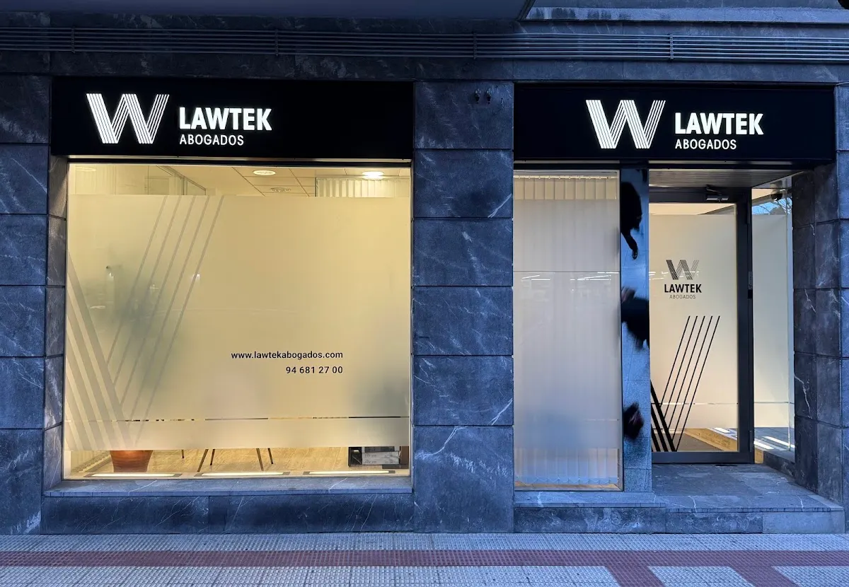 Fachada de LAWTEK ABOGADOS en una esquina de Durango.