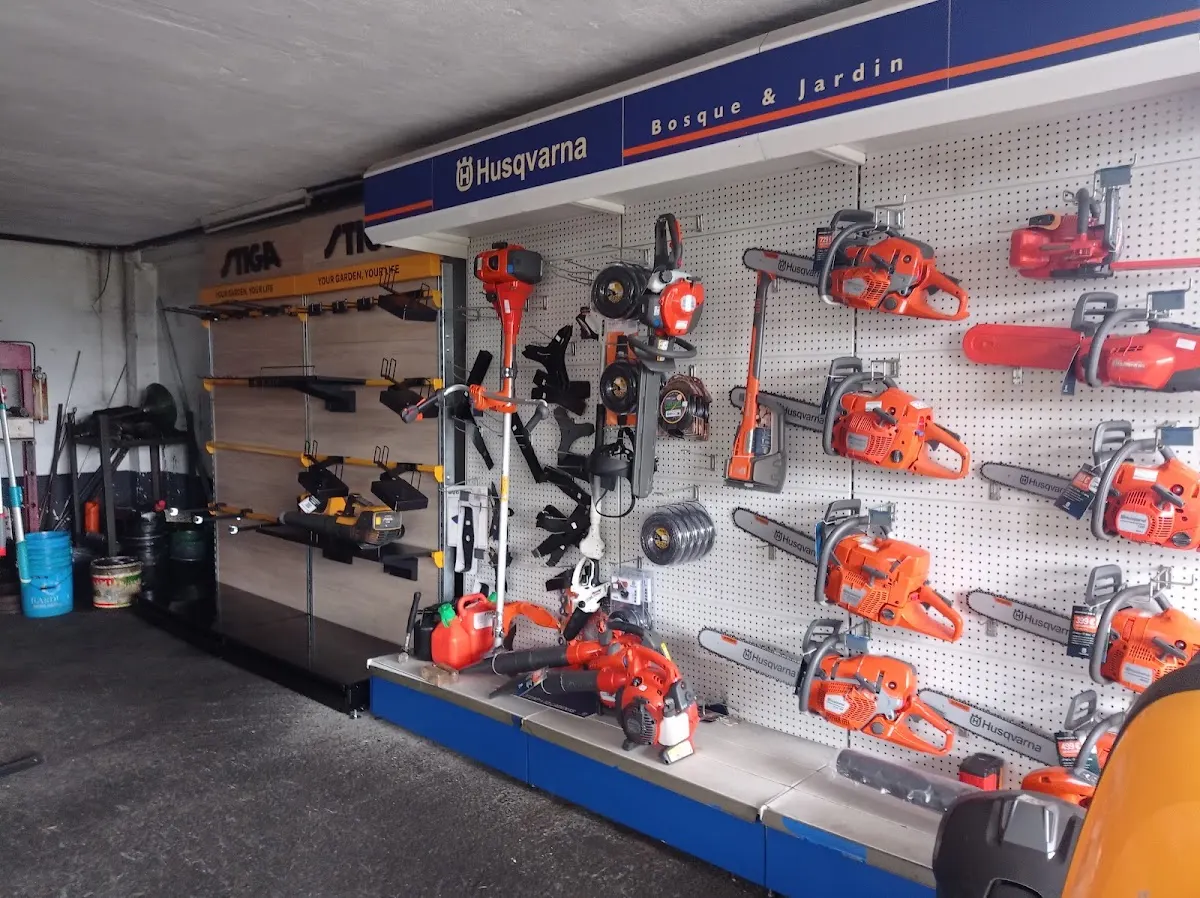 Exposición de motosierras y herramientas de jardín en Leaniz Tresnak Husqvarna Elorrio