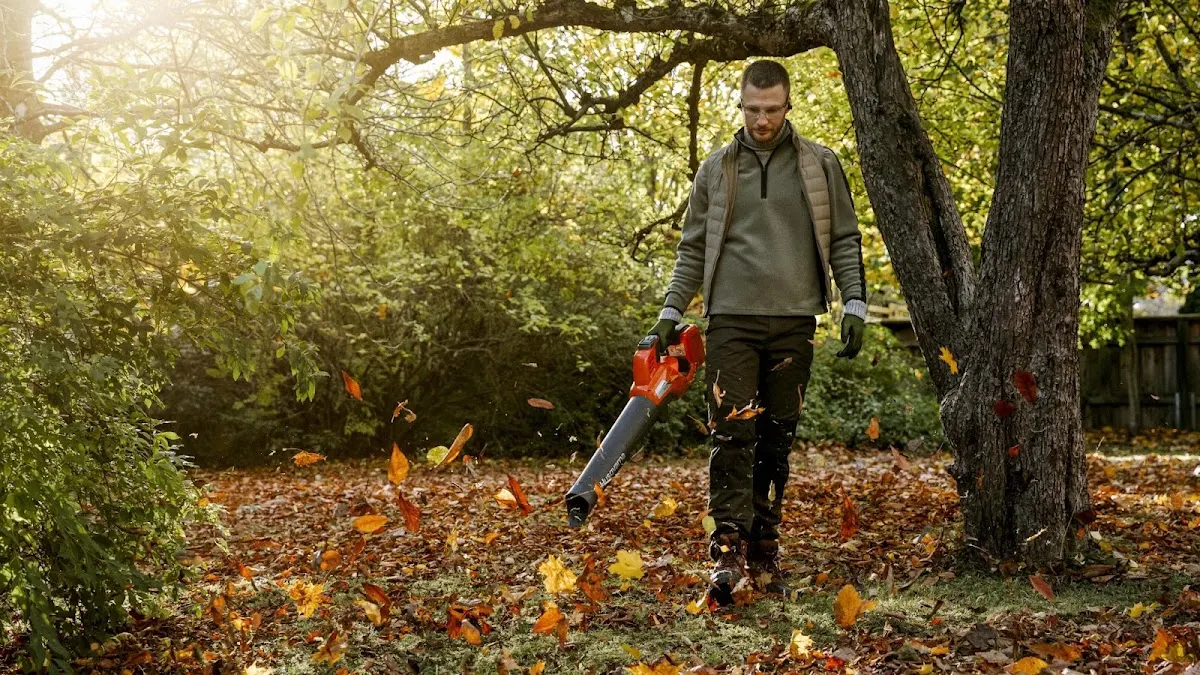 Persona usando una herramienta para retirar hojas en un jardín