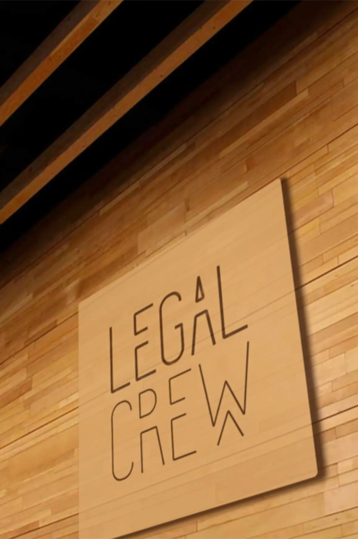 Rótulo de Legal Crew en una pared de madera