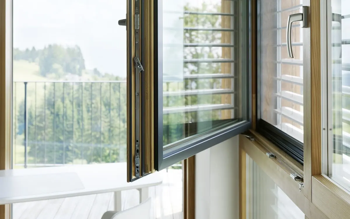 Ventana de aluminio abierta en una vivienda