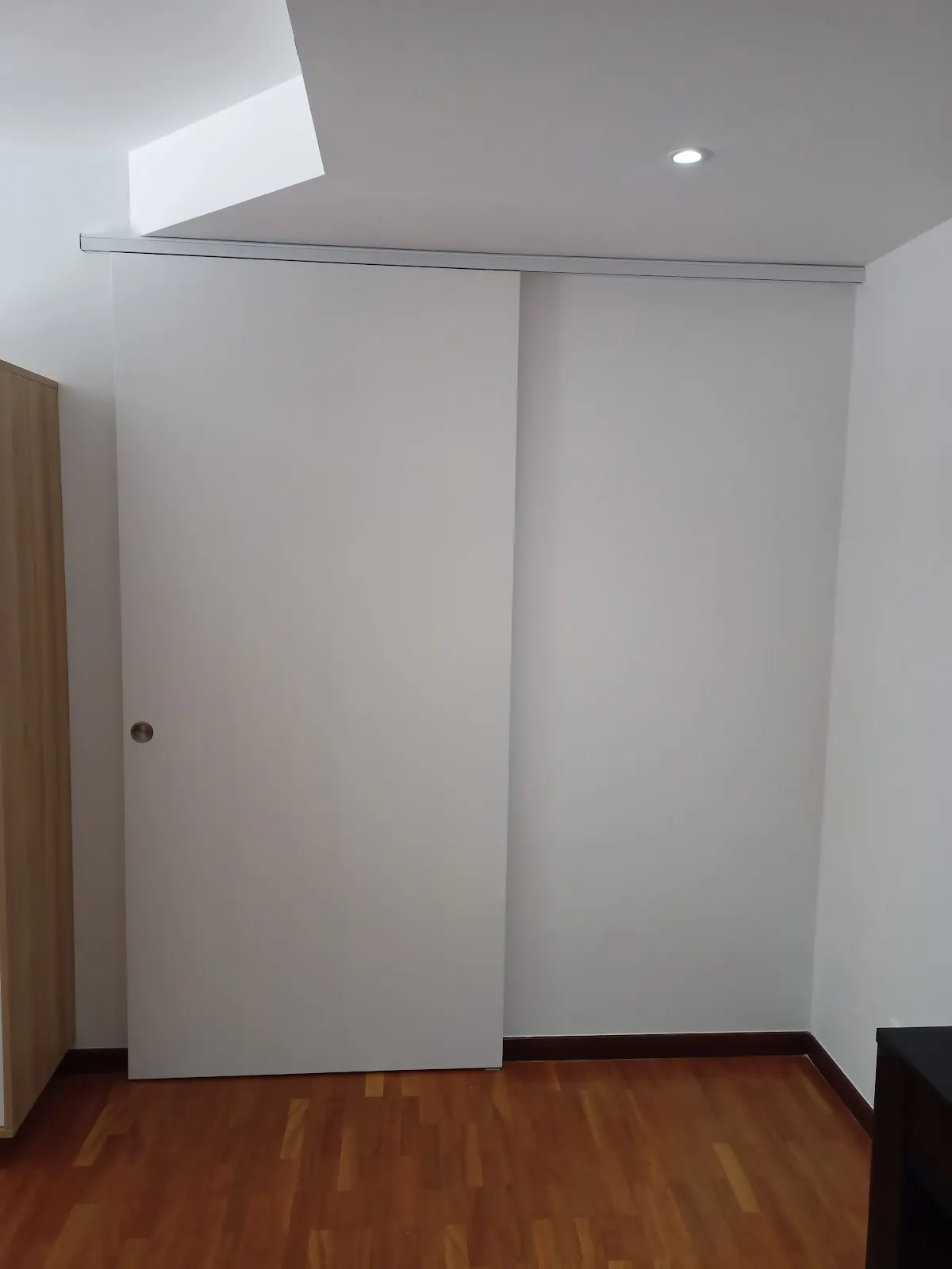 Puerta corredera instalada en una habitación por Leike