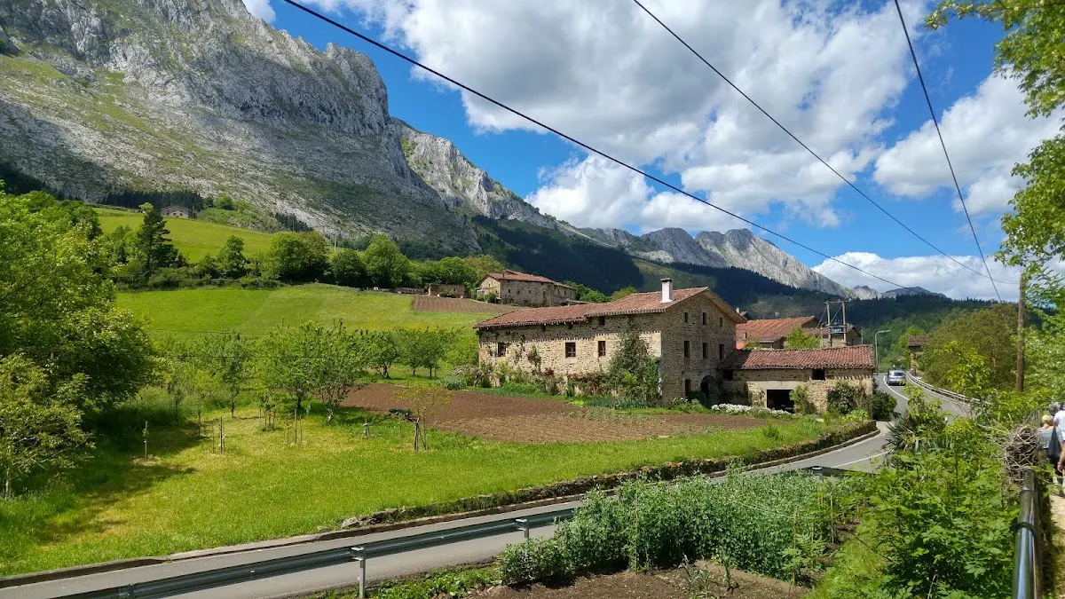 Vista panorámica de Lekun Etxea en el entorno del Anboto