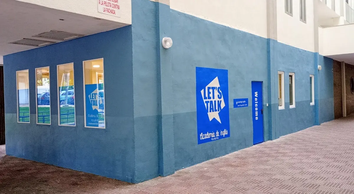 Fachada azul de la academia de inglés Let’s Talk en Durango.