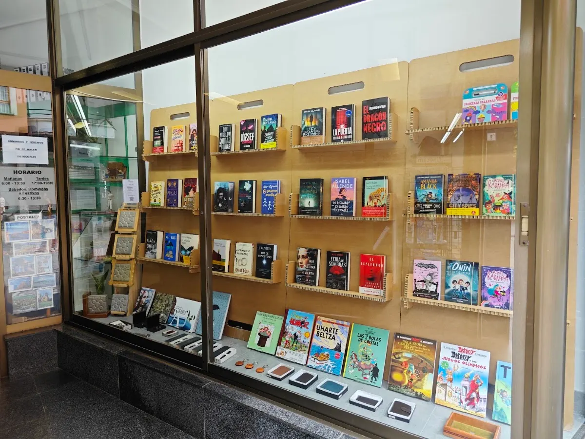 Escaparate de Librería Ayerdi con libros expuestos.