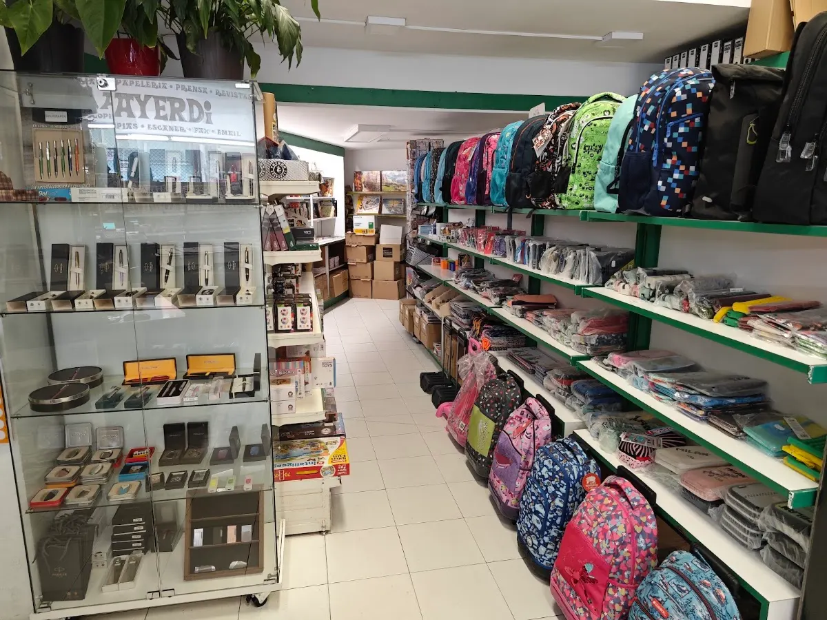 Interior de Librería Ayerdi con mochilas, material escolar y estanterías.
