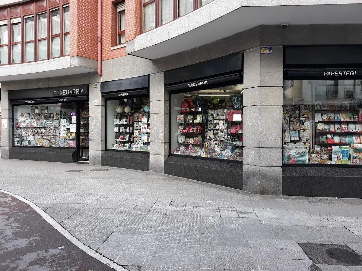 Fachada de Librería Etxebarría Liburudenda en Durango, con escaparates de prensa y revistas.