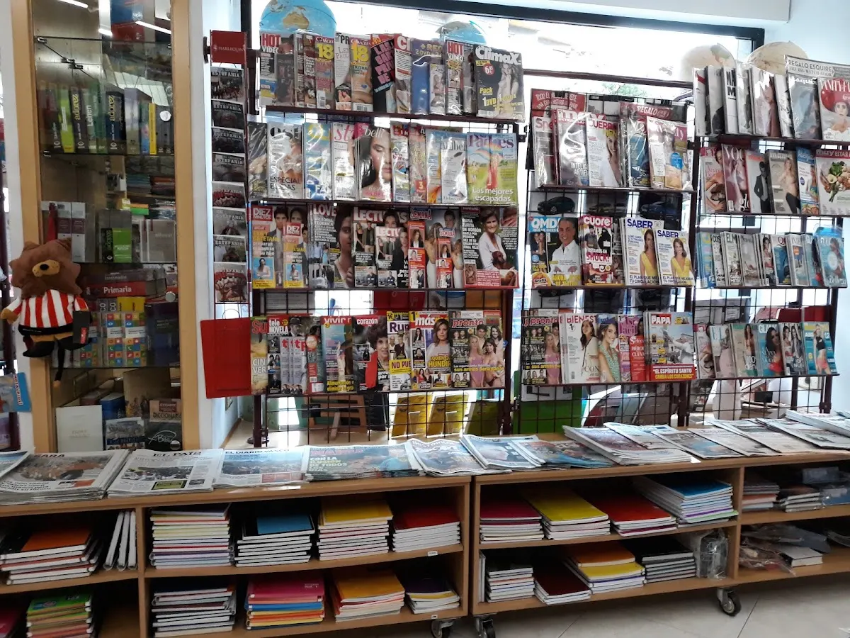 Interior de Librería Etxebarría Liburudenda con revistas, prensa y publicaciones en estanterías.
