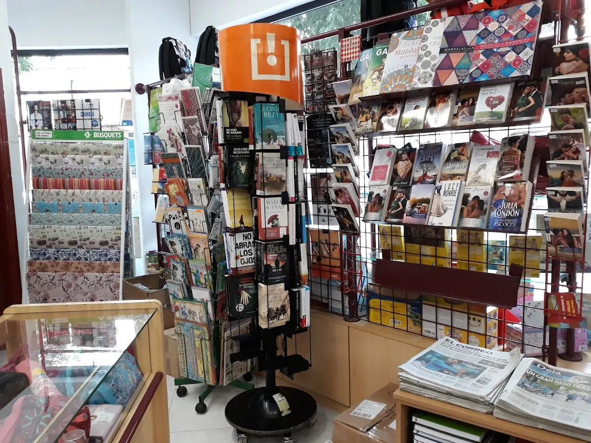 Expositor de revistas y libros en el interior de Librería Etxebarría Liburudenda.