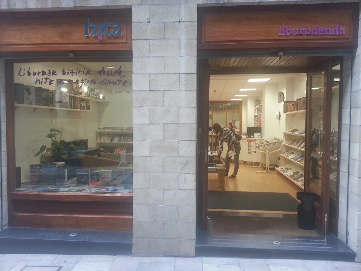 Fachada de Librería Hitz Liburudenda en Durango, con el interior visible desde la entrada.