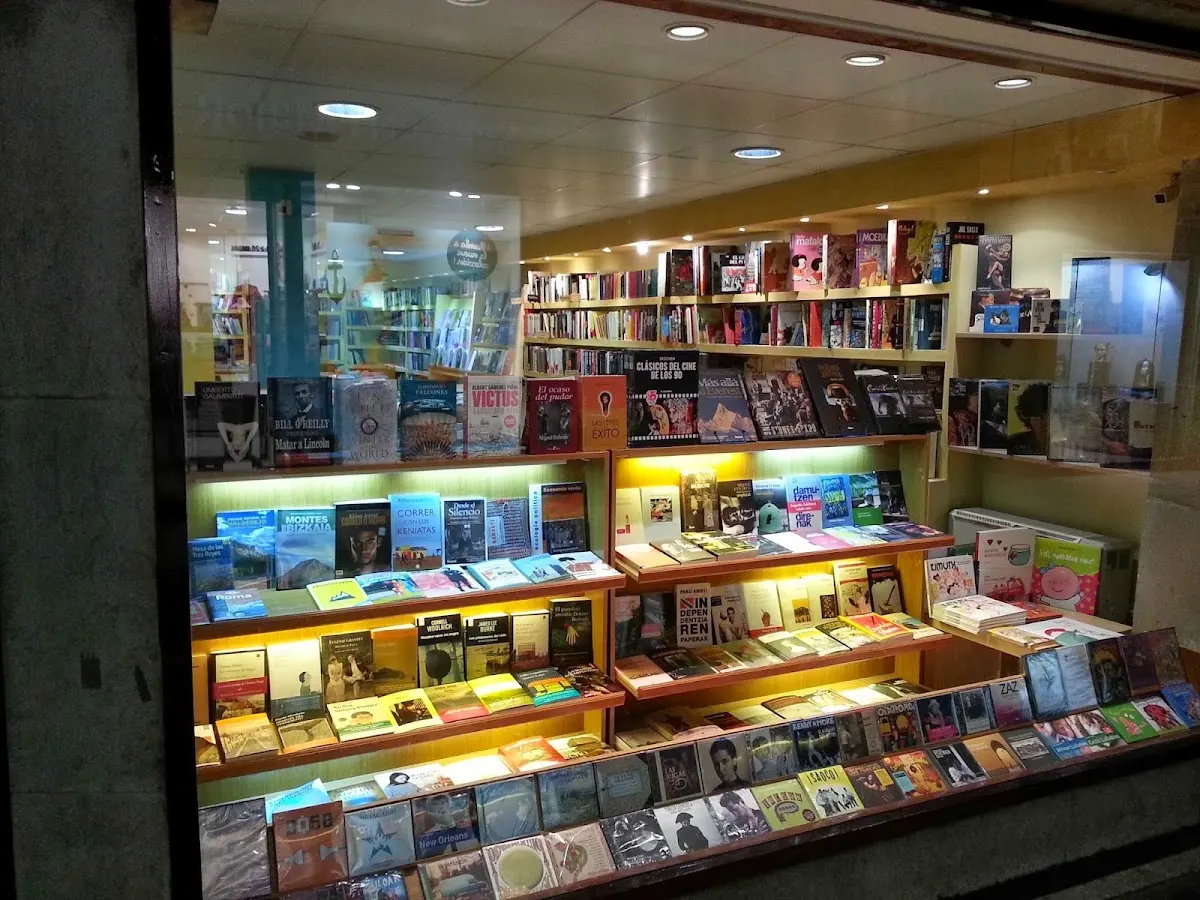 Escaparate de Librería Hitz Liburudenda con libros expuestos en estanterías y mesas.