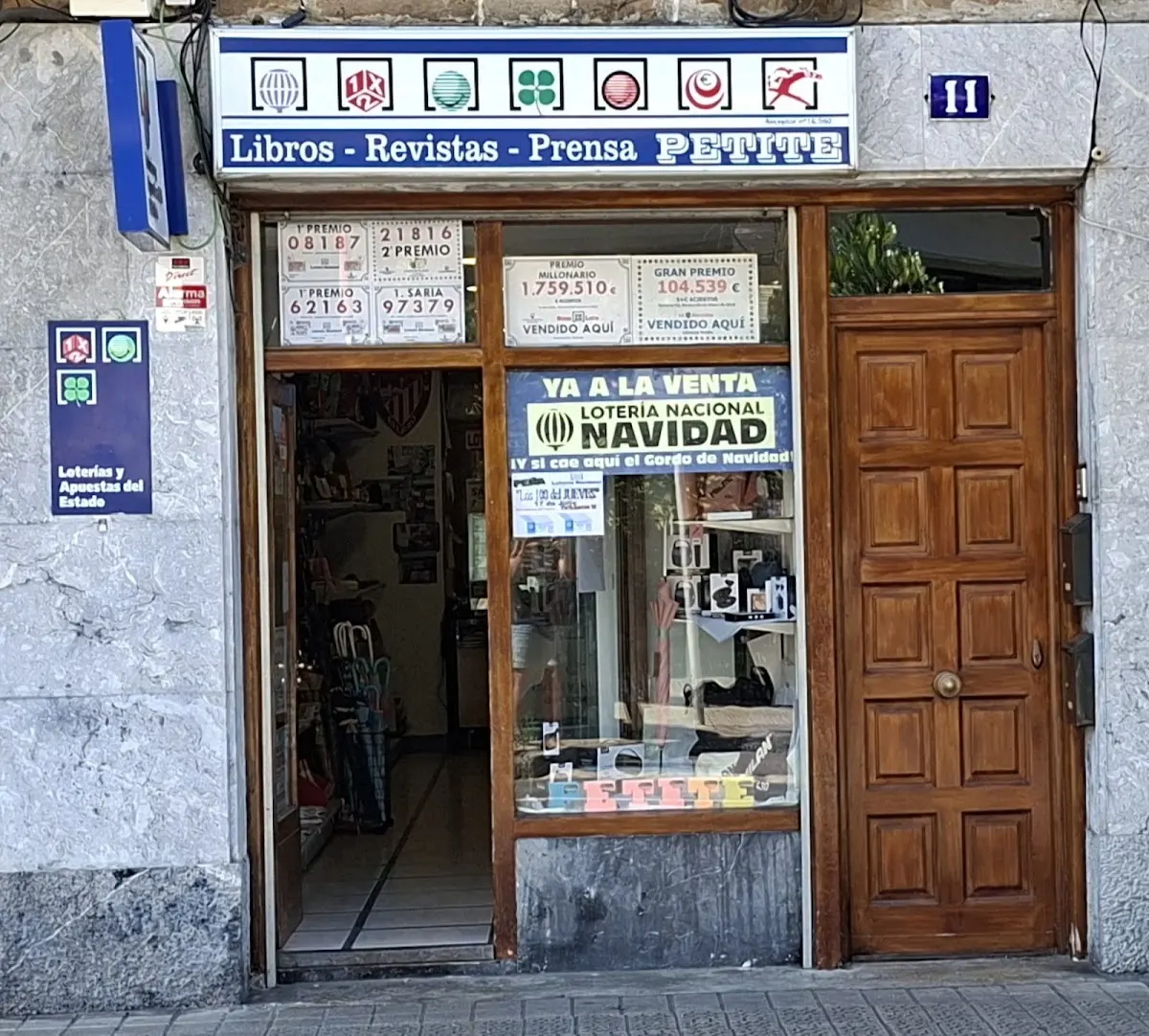 Fachada de Librería PETITE, con el rótulo de prensa y revistas