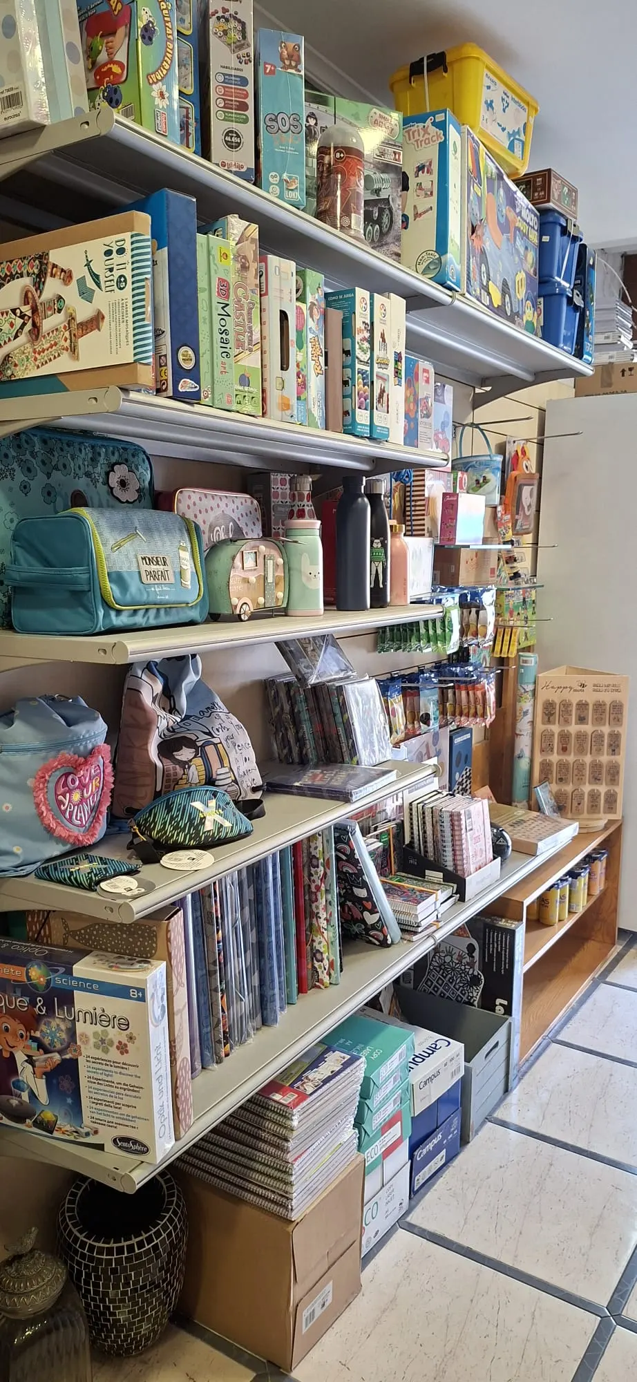 Estanterías de Librería PETITE con libros, material escolar y artículos variados