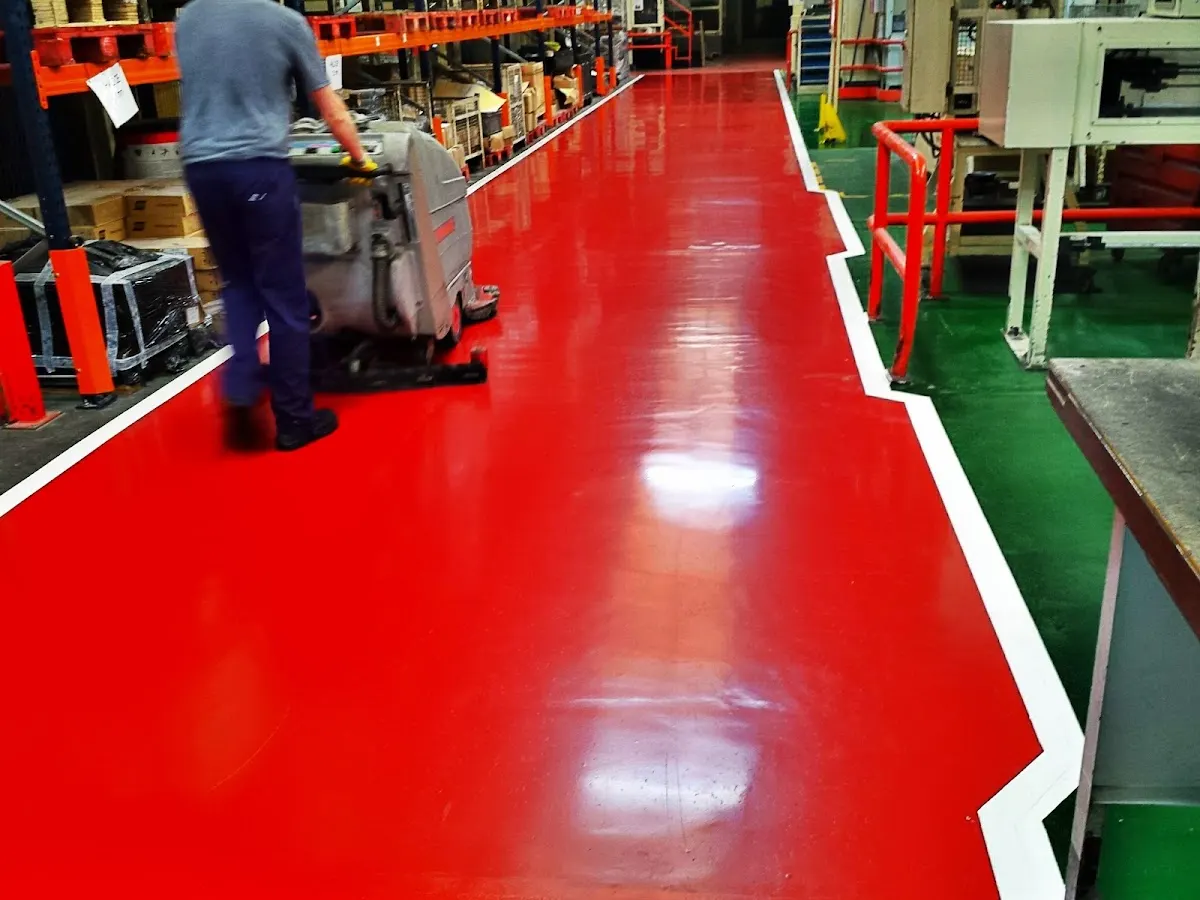 Limpieza de un suelo industrial con maquinaria