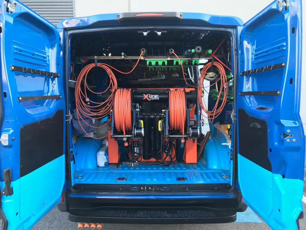 Equipamiento de limpieza de Limpiezas y Mantenimientos Alonso en una furgoneta de servicio