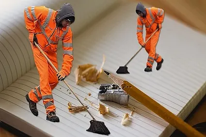 Personal de Limpiezas y Mantenimientos Alonso barriendo una cubierta industrial