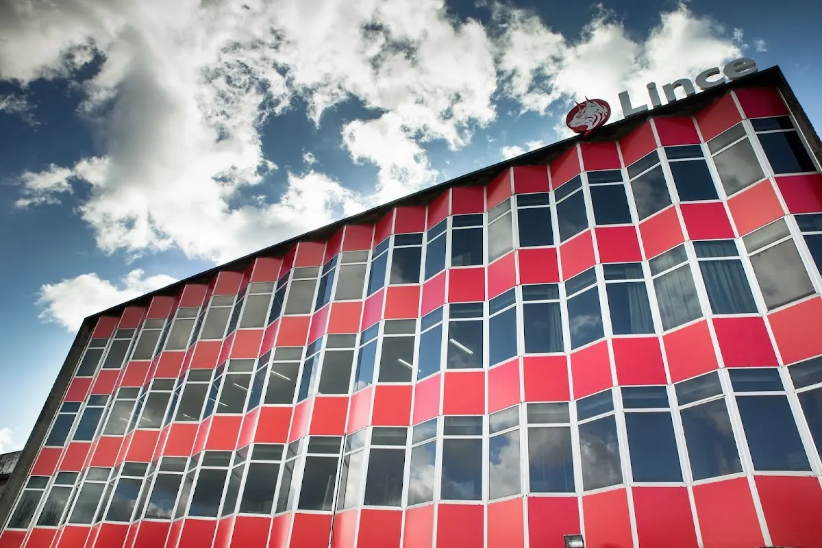 Edificio de Lince en Elorrio, con fachada acristalada roja y gris.