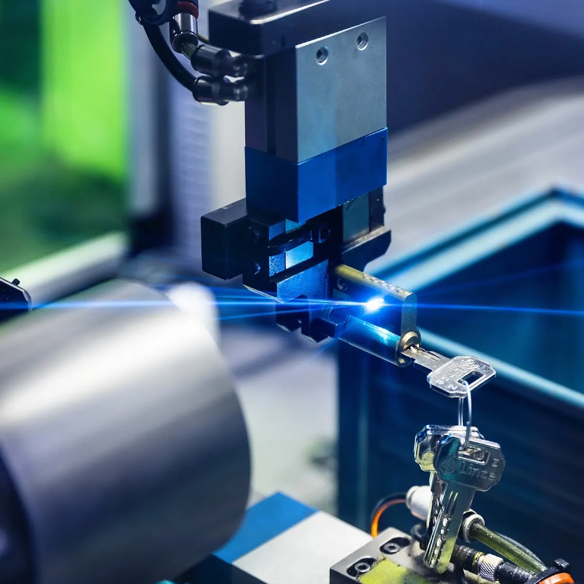 Máquina industrial fabricando una llave Lince.