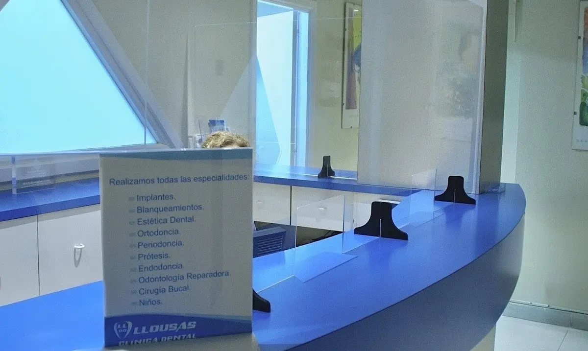Mostrador de recepción de Llousas Clínica Dental