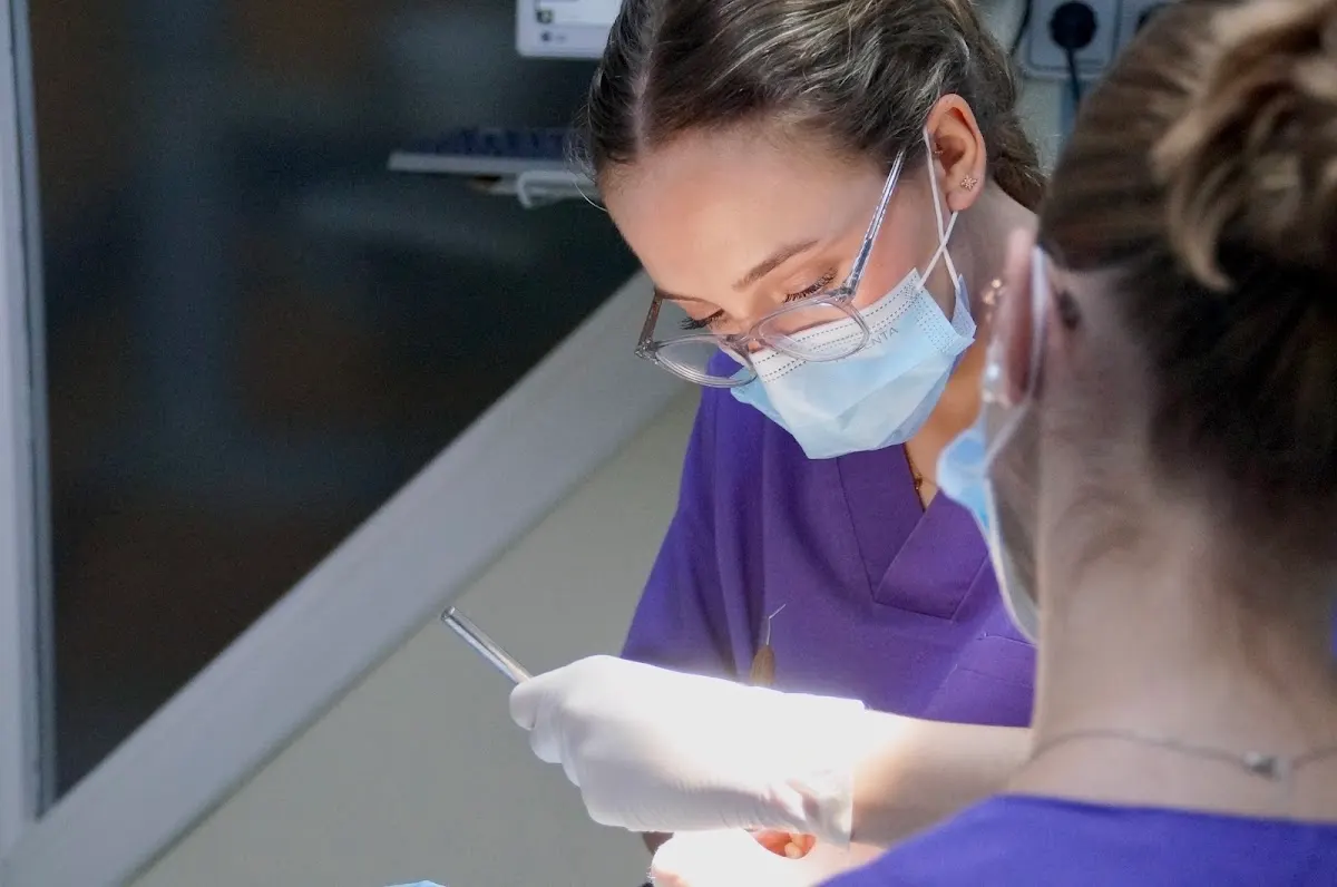 Profesional atendiendo a una paciente en Llousas Clínica Dental