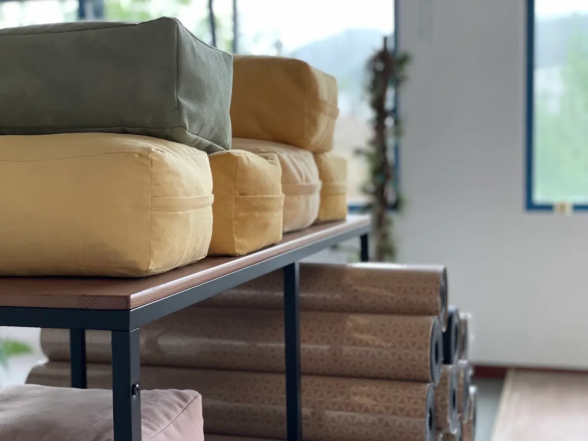 Materiales de yoga colocados en una estantería en Llum Yoga