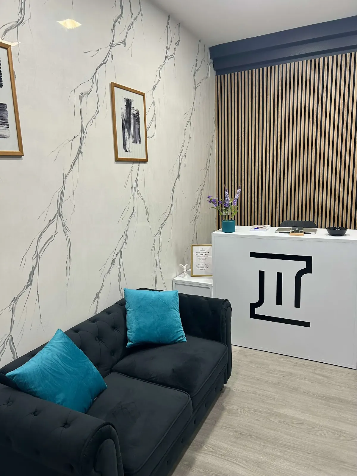 Sala de espera y recepción de López y Perea Abogados