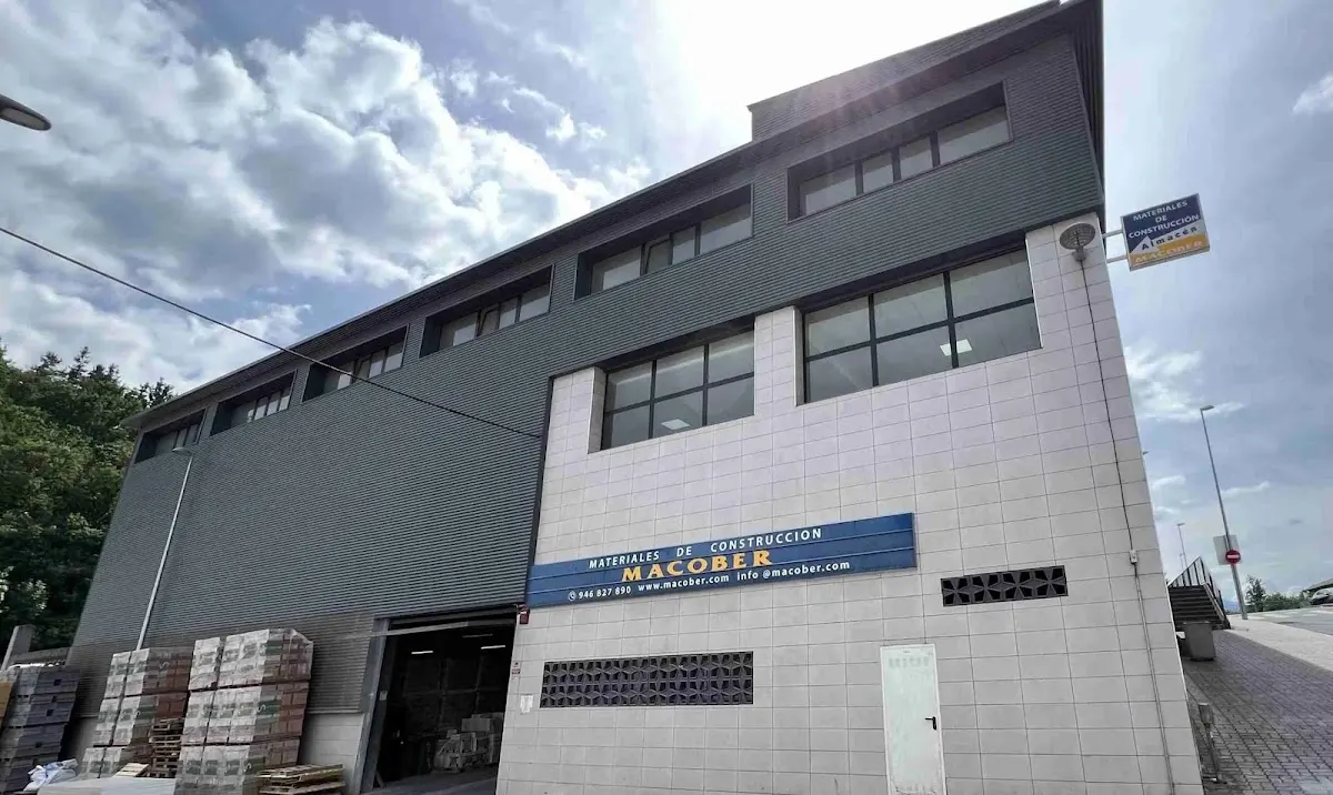 Exterior del almacén de materiales de construcción MACOBER en Berriz