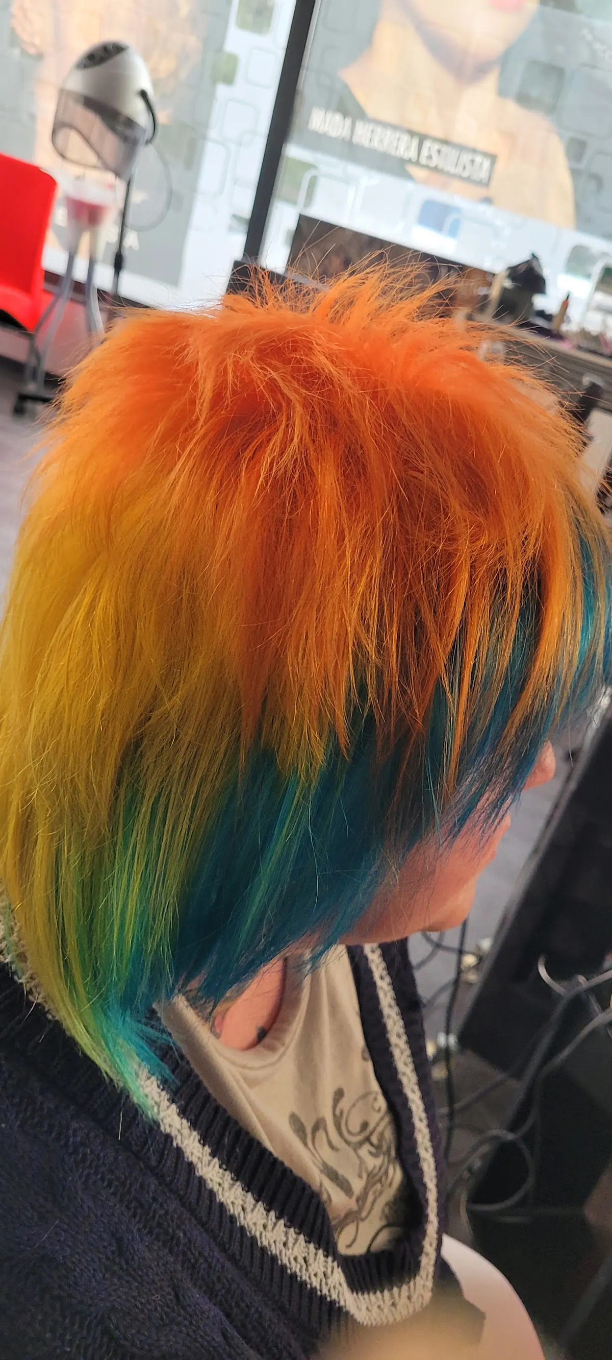 Trabajo de peluquería con cabello naranja, amarillo y verde en Mada peluquería